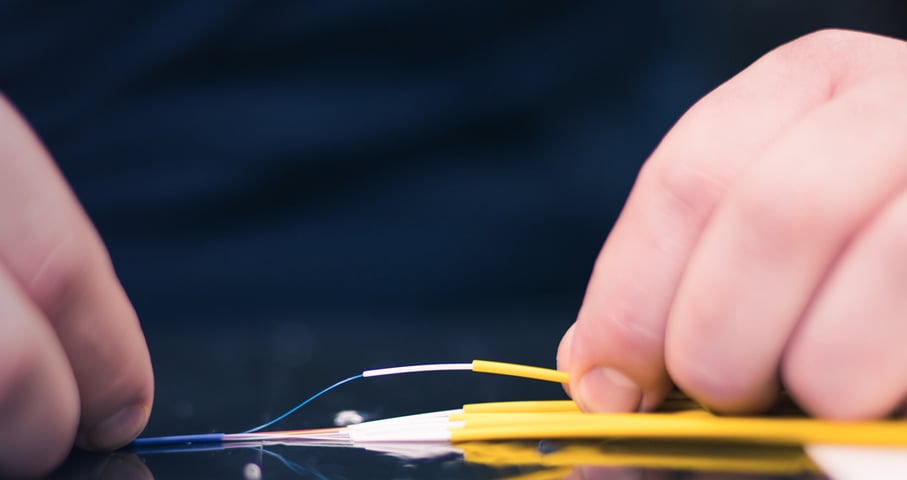 Hexatronic-hands-splicing-microcables
